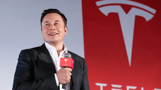 Elon Musk genera controversia al respaldar una publicación que critica la capacidad de los estadounidenses.