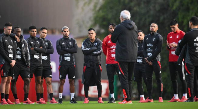 Fossati dando una charla técnico previo a un partido importante por Eliminatorias