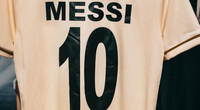 La U preparó camiseta para Messi.