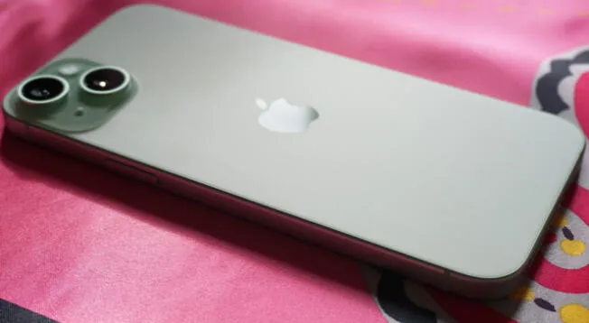 Este iPhone tiene el tamaño de un Pro Max, pero es ligeramente mejor que la versión base. Este iPhone tiene el tamaño de un Pro Max, pero es ligeramente mejor que la versión base.