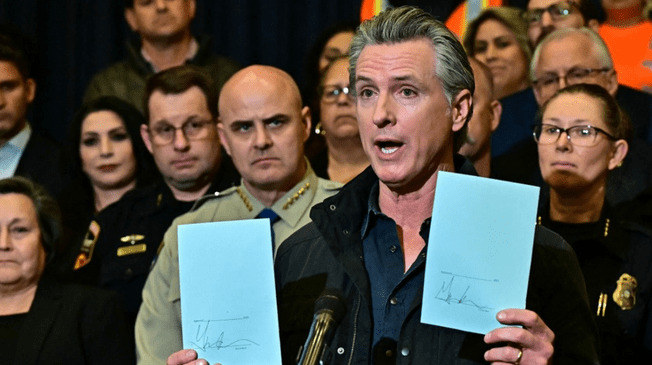 Gavin Newsom y sus 12 leyes que endurecen las penas por robos y establecen procesos judiciales más estrictos para arrestos en comercios. Gavin Newsom y sus 12 leyes que endurecen las penas por robos y establecen procesos judiciales más estrictos para arrestos en comercios.