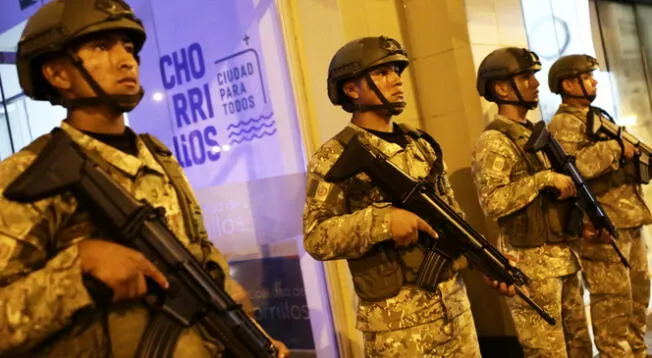 Militares resguardando las calles del distrito de Chorrillos. Militares resguardando las calles del distrito de Chorrillos.