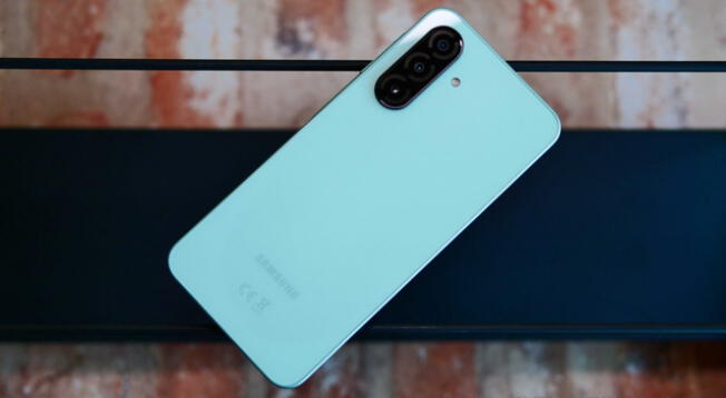 Este Samsung gama media, contrario a la competencia, viene con tres cámaras traseras. Este Samsung gama media, contrario a la competencia, viene con tres cámaras traseras.