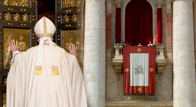 El nuevo Papa se presenta al mundo desde el balcón central de la Basílica de San Pedro.