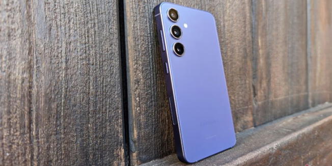 Este Samsung de gama alta tiene pequeñas dimensiones, pero mucha potencia y rendimiento. Este Samsung de gama alta tiene pequeñas dimensiones, pero mucha potencia y rendimiento.