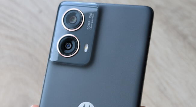 Teléfono de Motorola de gama media con gran potencia y rendimiento. Teléfono de Motorola de gama media con gran potencia y rendimiento.