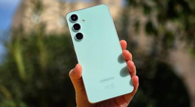 El Galaxy S24 Fe es uno de los teléfonos de gama alta mejor construidos por Samsung y su precio ha bajado al mínimo.