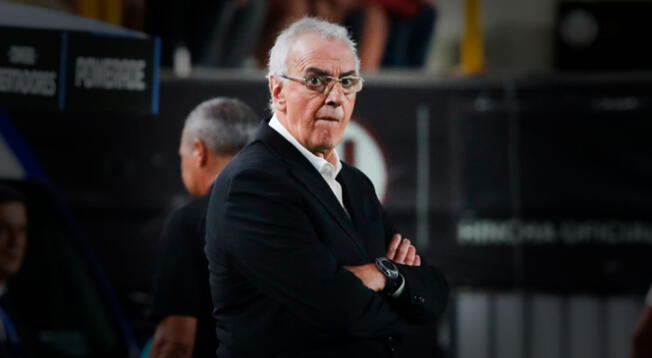 Hinchas de Universitario estallaron contra Jorge Fossati Hinchas de Universitario estallaron contra Jorge Fossati