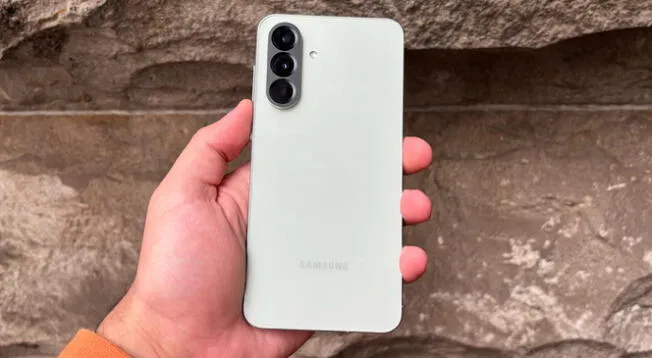 El celular de gama media de Samsung que es el más vendido del 2025.