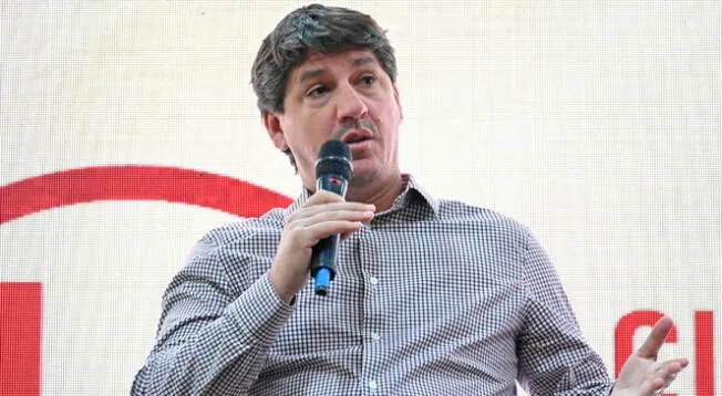 Jean Ferrari habló sobre su futuro tras los rumores que dejará Universitario para trabajar en la FPF Jean Ferrari habló sobre su futuro tras los rumores que dejará Universitario para trabajar en la FPF