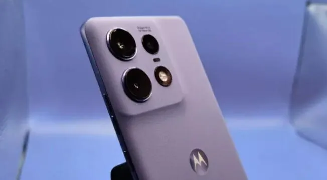 Este teléfono de Motorola es mejor que Samsung en rendimiento y cámara. Este teléfono de Motorola es mejor que Samsung en rendimiento y cámara.