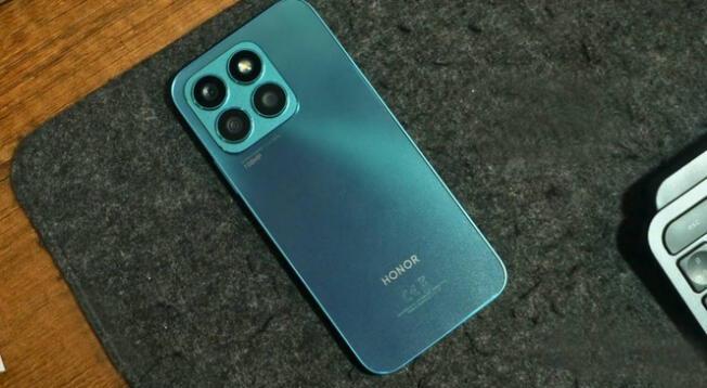 El HONOR X8b 5G es un teléfono de gama media potente y con diseño similar al iPhone 15 Pro.