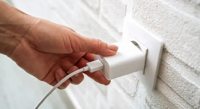 Consejo para desenchufar el teléfono al momento de cargarlo. Consejo para desenchufar el teléfono al momento de cargarlo.