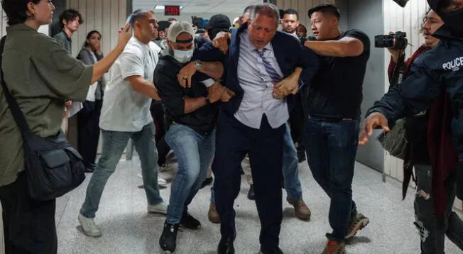 Brad Lander fue arrestado por intentar ayudar a salir a un inmigrante de un tribunal en Nueva York. Brad Lander fue arrestado por intentar ayudar a salir a un inmigrante de un tribunal en Nueva York.