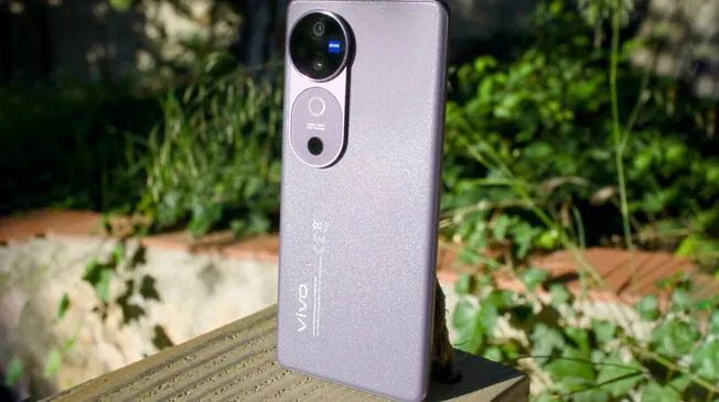 El vivo V40 5G es uno de los teléfonos de gama media más potentes en el apartado fotográfico con sus lentes ZEISS y supera al iPhone 16e de Apple. El vivo V40 5G es uno de los teléfonos de gama media más potentes en el apartado fotográfico con sus lentes ZEISS y supera al iPhone 16e de Apple.