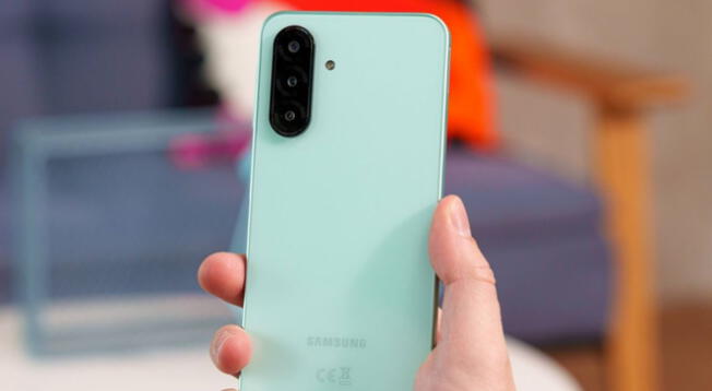 Este celular de gama media cuenta con triple cámara de 50MP.