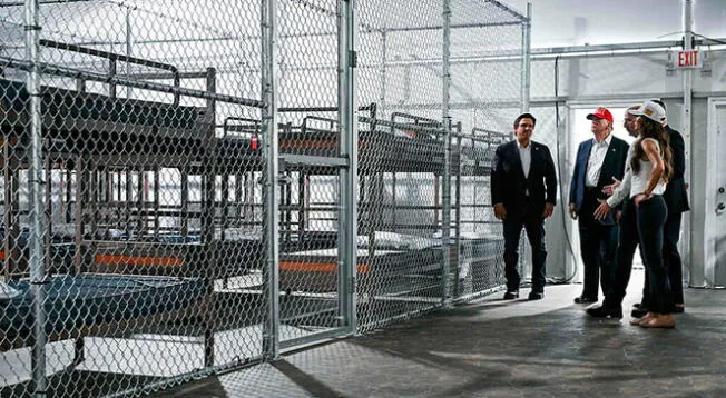 Donald Trump asistió a la apertura del centro de detención en Alligator Alcatraz, Florida junto a Kristi Noem y Ron DeSantis.