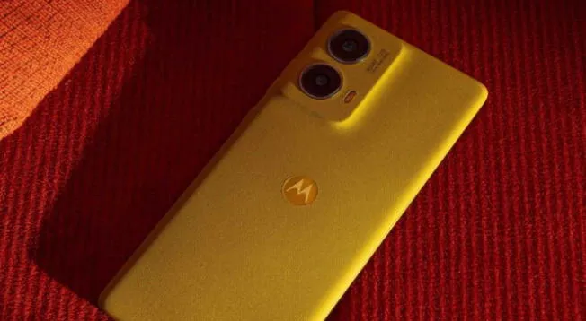 Gracias a la alianza con Pantone, este Motorola tiene colores impresionantes.