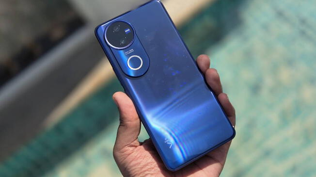 El vivo v50 5g es uno de los teléfonos de gama media con el  mejor sistema de fotos ZEISS y supera al Galaxy S24 Ultra.