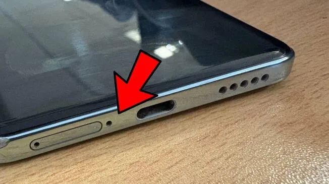 Conoce cuál es la verdadera función del agujero que está ubicado al costado del cargador de tu smartphone Android.