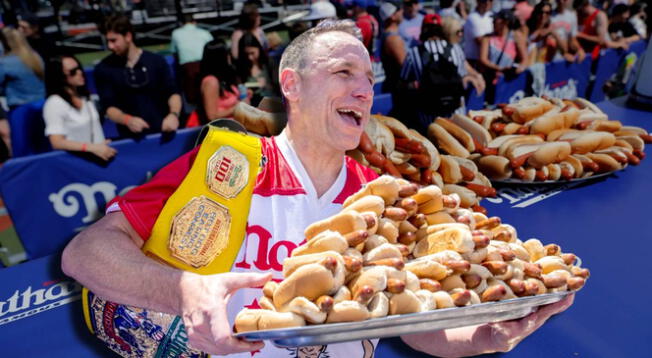 A qué hora es el concurso de comer perritos calientes A qué hora es el concurso de comer perritos calientes