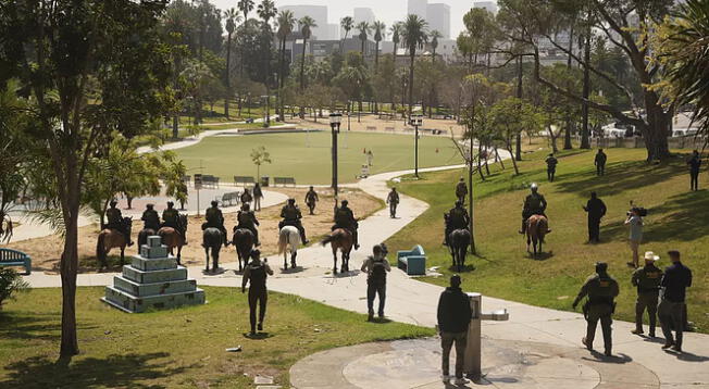 Agentes de ICE y la Guardia Nacional intervinieron un parque de Los Ángeles en medio de un campamento infantil. Agentes de ICE y la Guardia Nacional intervinieron un parque de Los Ángeles en medio de un campamento infantil.