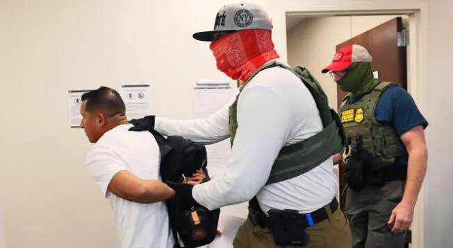 Agentes federales detienen a inmigrante latino. Agentes federales detienen a inmigrante latino.