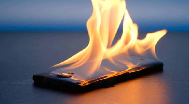 Riesgos de cargar el celular en lugares peligrosos.