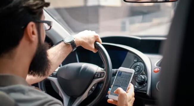 Estados Unidos: a partir de agosto, estará prohibido el uso del celular al conducir. Estados Unidos: a partir de agosto, estará prohibido el uso del celular al conducir.