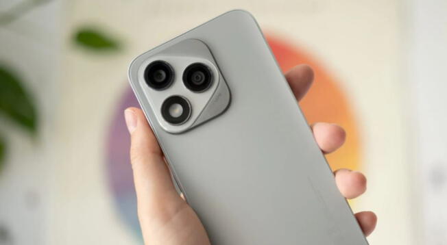 Este celular destaca por contar con un apartado de cámaras similar a las del iPhone. Este celular destaca por contar con un apartado de cámaras similar a las del iPhone.