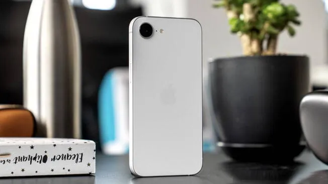 El iPhone 16e es un gama media de Apple que supera en todo al Galaxy A56 de Samsung. Su precio ha bajado demasiado.