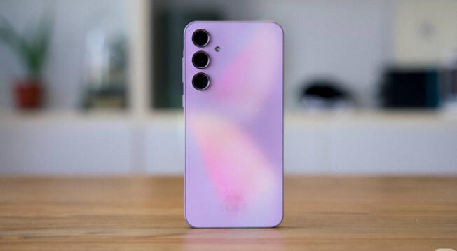 El Galaxy A55 5G es un teléfono de gama media que resalta entre otros por su gran calidad y precio reducido.