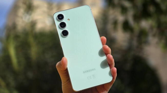 El Samsung Galaxy S24FE es un teléfono de gama alta que supera al Galaxy A56 y es mucho más bajo. El Samsung Galaxy S24FE es un teléfono de gama alta que supera al Galaxy A56 y es mucho más bajo.