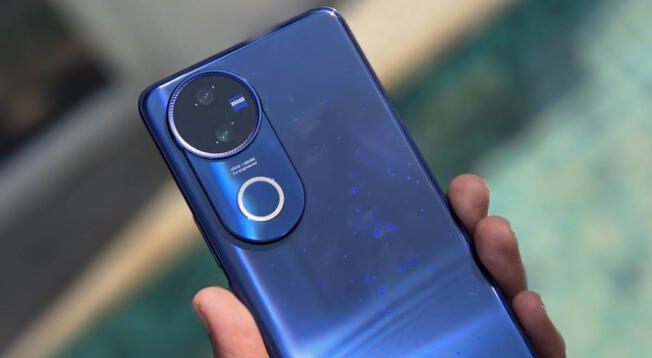 El Vivo V50 5G es uno de los smartphones de gama media más potentes y sus cámaras ZEISS son de gran calidad. El Vivo V50 5G es uno de los smartphones de gama media más potentes y sus cámaras ZEISS son de gran calidad.