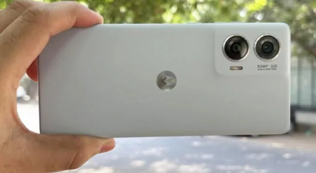 Este celular está hecho en cuero vegano que le da aspecto premium. Este celular está hecho en cuero vegano que le da aspecto premium.