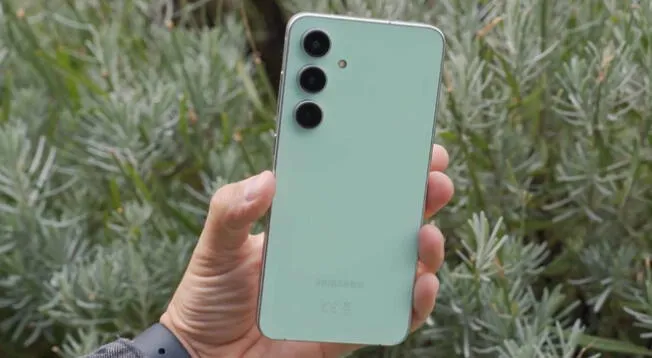 Este es el Galaxy S24FE de Samsung, uno de los gama alta más potentes y baratos. Este es el Galaxy S24FE de Samsung, uno de los gama alta más potentes y baratos.
