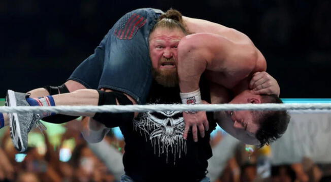 Brock Lesnar apareció en SummerSlam y aplicó el F5 a John Cena.