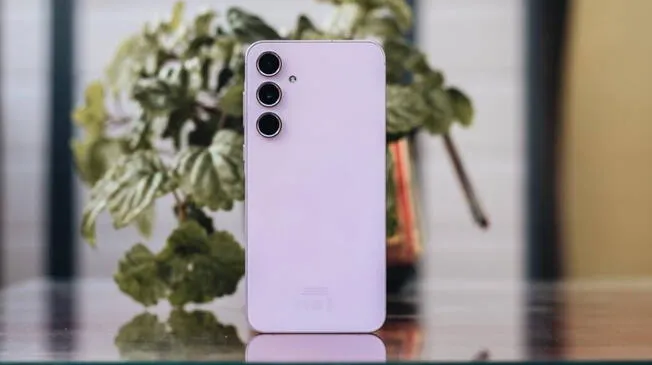 Este es el Galaxy A55 5G de Samsung, uno de los mejores Android de gama media que supera al iPhone 16 de Apple.