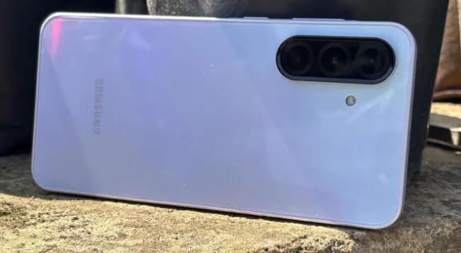 Samsung dio grandes pasos incluyendo Galaxy AI en su gama media.