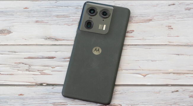 Este Motorola compita con iPhone y Samsung, pero a un precio mucho menor. Este Motorola compita con iPhone y Samsung, pero a un precio mucho menor.