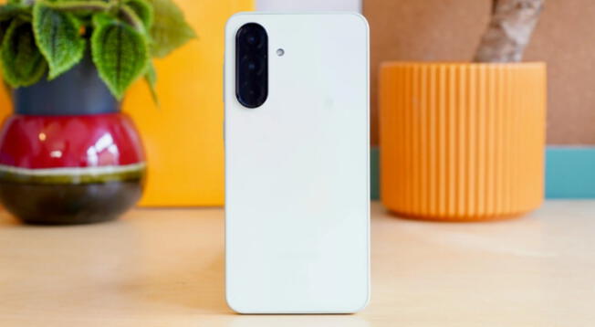 Este celular ha causado sensación por su ficha técnica, diseño y precio de infarto.