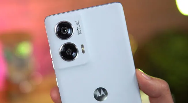 Motorola muestra su superioridad frente a un dispositivo de Apple.