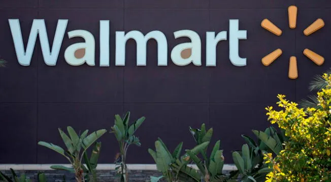 Reportan hallazgo de vehículo que fue robado en estacionamiento de Walmart.