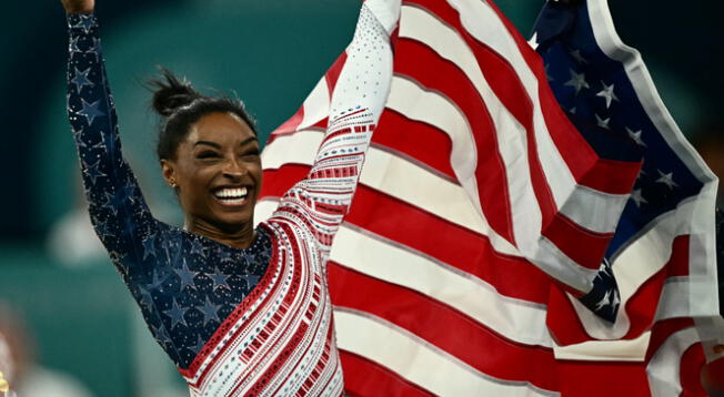 Simone Biles recibió la bandera olímpica como símbolo de la transición de los Juegos Olímpicos. Simone Biles recibió la bandera olímpica como símbolo de la transición de los Juegos Olímpicos.