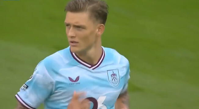 Oliver Sonne y un inesperado momento durante el Burnley vs Manchester United.