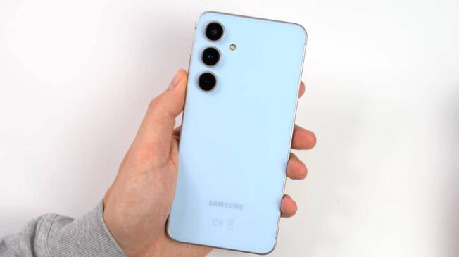 El Galaxy S24FE 5G de Samsung es uno de los gama alta más potentes y baratos para este 2025. El Galaxy S24FE 5G de Samsung es uno de los gama alta más potentes y baratos para este 2025.