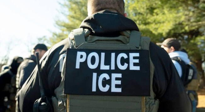 ICE detiene a una mujer en las afueras de un Tribunal de Violencia Doméstica. ICE detiene a una mujer en las afueras de un Tribunal de Violencia Doméstica.