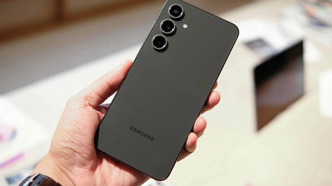 El Galaxy S25 Fan Edition es el nuevo teléfono de gama alta que busca competir con el iPhone 17 de Apple.