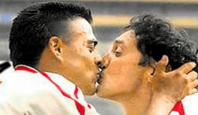 Roberto Cornejo y Luis Tonelotto celebrando un gol con un beso en Universitario.   