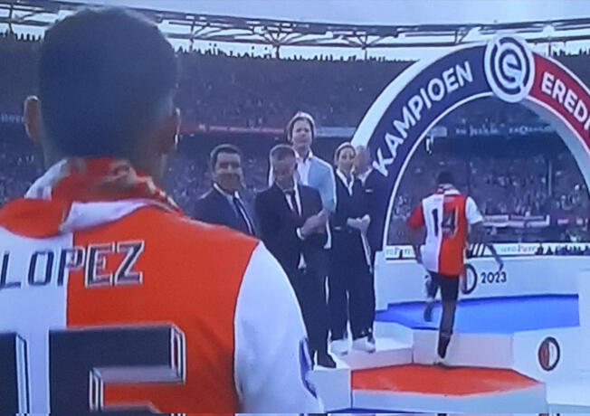 Marcos López a punto de recibir su medalla en la ceremonia de premiación. Foto: Twitter